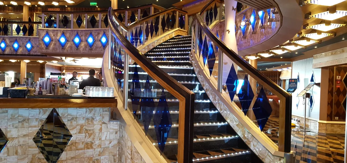 1- ATRIO DEI DIAMANTI <br> EL CORAZÓN VIBRANTE DEL BARCO