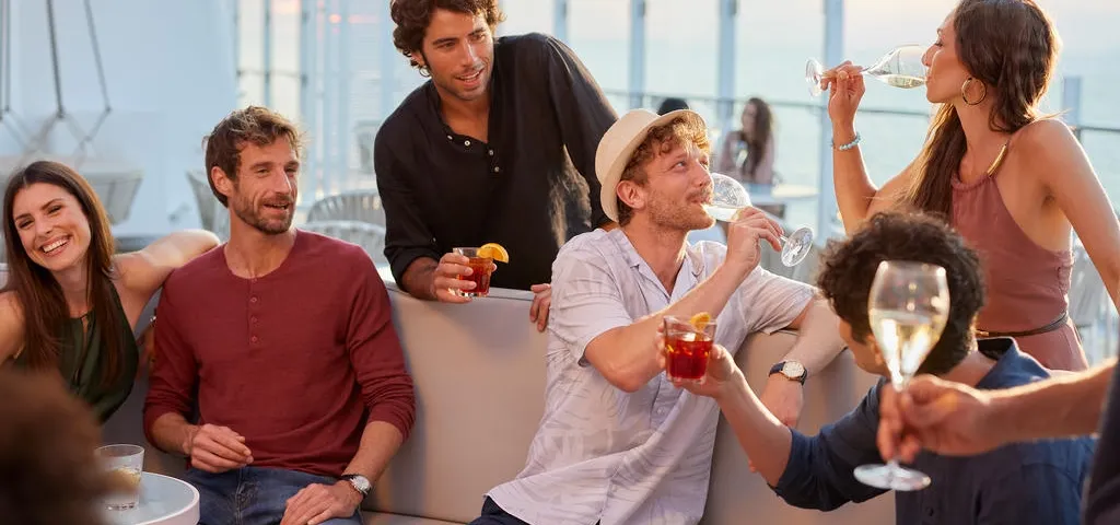 2- BAR SOLARIUM <br> COCKTAILS AL SOL & PAUSA EN TUMBONAS