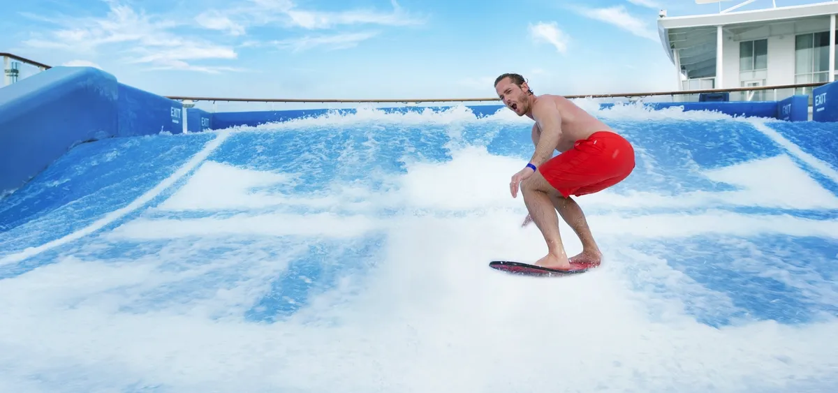 5- FLOWRIDER <br> EL SIMULADOR DE SURF EMBLEMÁTICO EN EL MAR