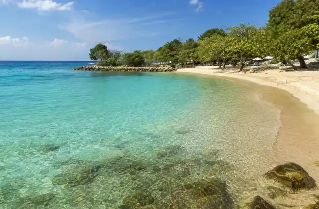 En Doctor's Cave Beach