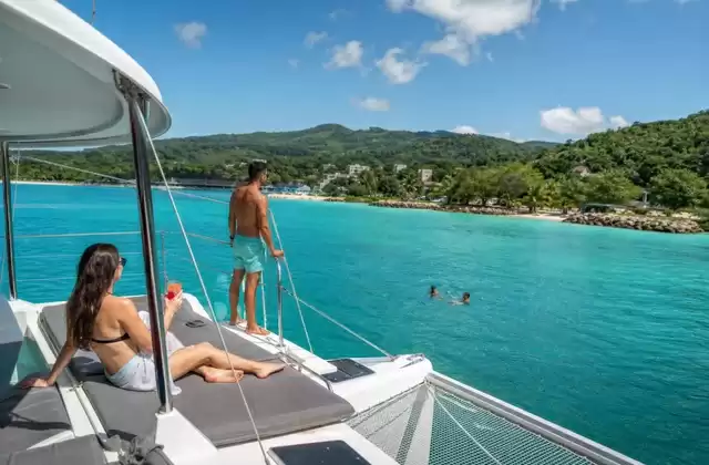 Catamarán en la costa