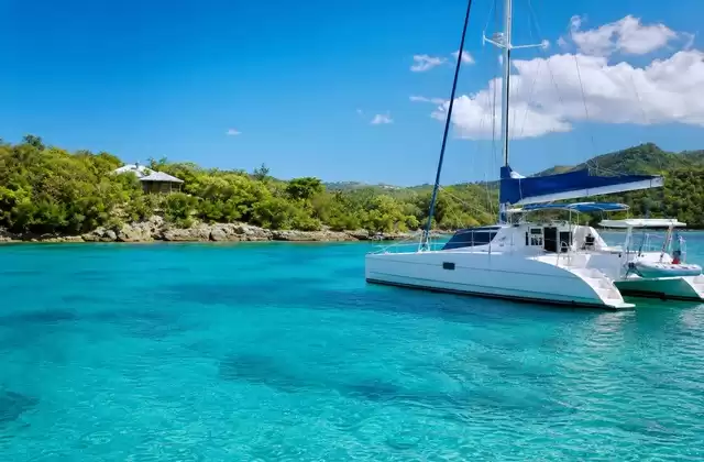 Catamarán en la costa